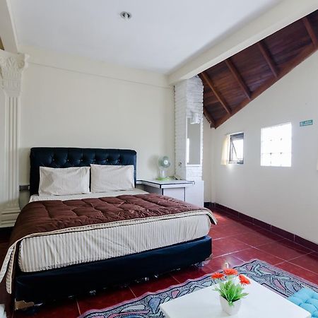 Pele Guesthouse Bandung Exterior photo