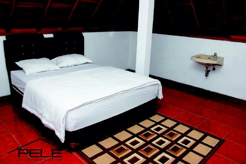 Pele Guesthouse Bandung Exterior photo