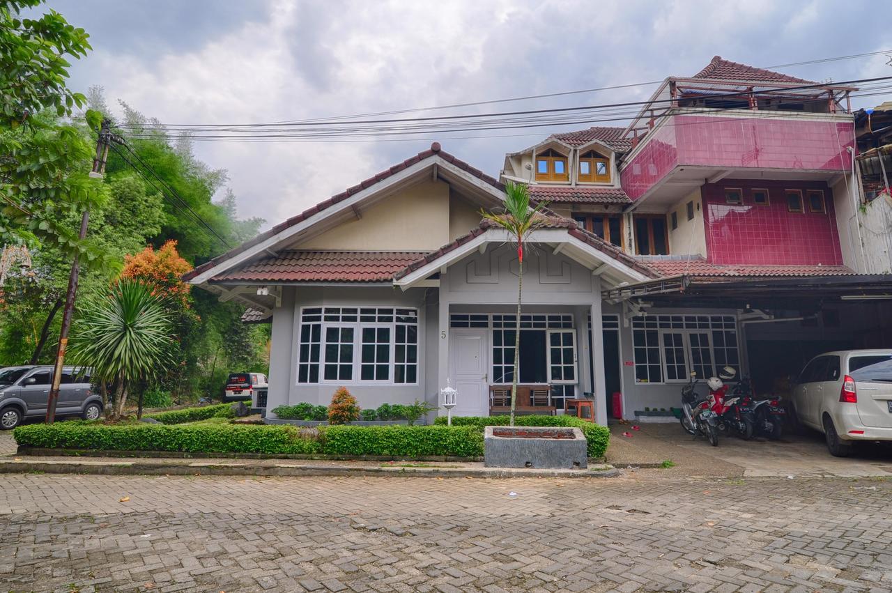 Pele Guesthouse Bandung Exterior photo