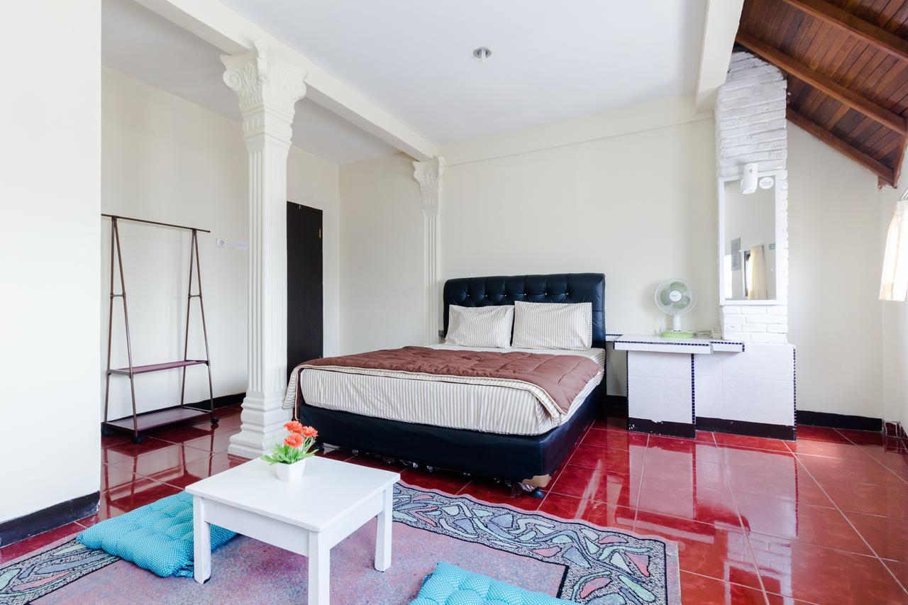 Pele Guesthouse Bandung Exterior photo