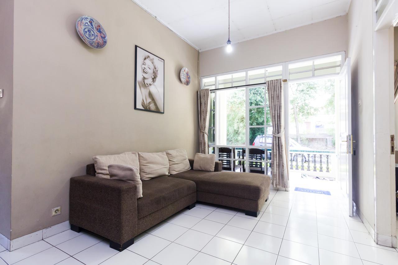 Pele Guesthouse Bandung Exterior photo