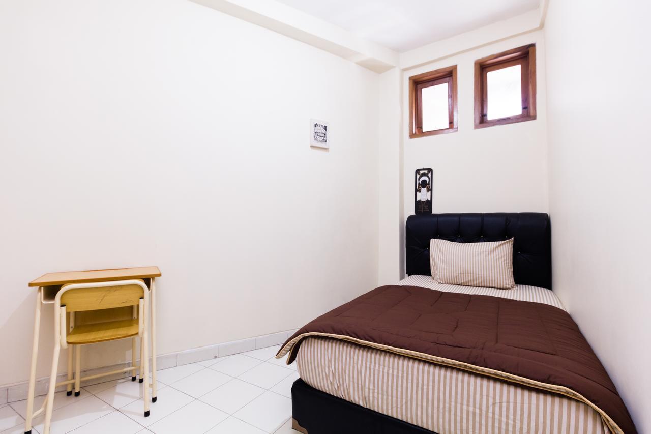 Pele Guesthouse Bandung Exterior photo